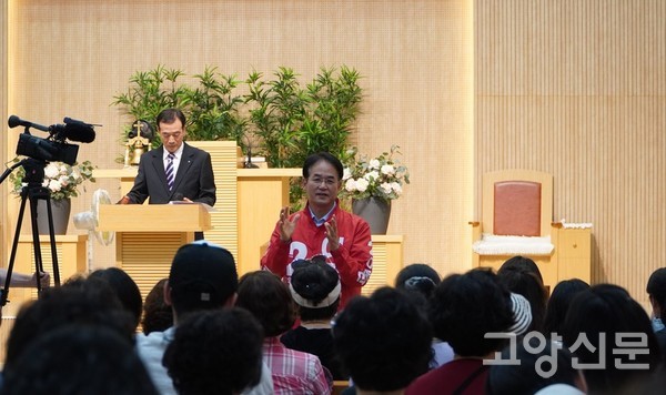 이동환 후보가 16일 덕양구 능곡중앙교회에서 열린 능곡3구역 재개발정비사업 조합 창립총회에 참석해 발언하고 있다.  이동환 후보 캠프 제공.