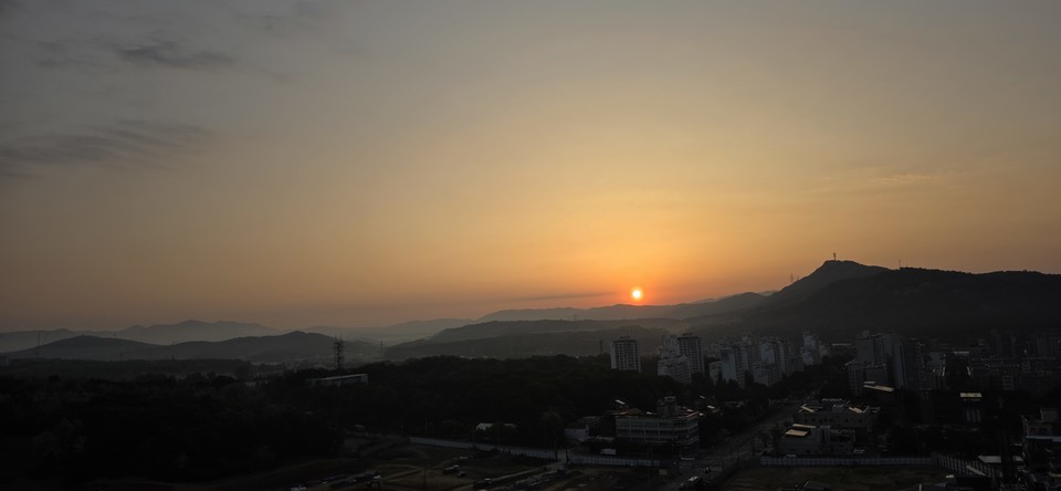 지난 15일 저녁 7시 붉은 노을을 따라 구산동 가구톡세상 야외마당으로 발길이 이어졌고, 마을 잔치로 자리 잡은 음악회에는 200여 명의 시민이 모여 감동을 나눴다. 최원집 구심한의원장 제공
