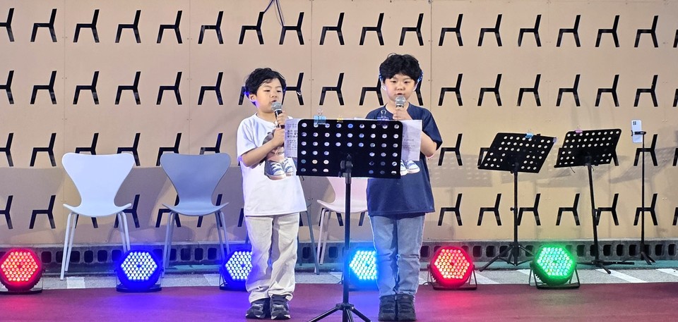 유치원 시절부터 저녁노을음악회 축제를 즐기던 이시온(송포초3)·요한(송포초1) 형제는 한 달간 연습한 노래 '문어의 꿈'을 불러 큰 박수를 받았다.