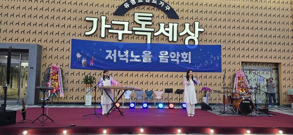 김채원·송은지씨가 선보인 신명 나는 경기민요와 깊은 울림의 거문고 연주가 야외마당을 가득 메운 관객들의 어깨춤을 들썩이게 하며 현장 분위기를 뜨겁게 달구고 있다.