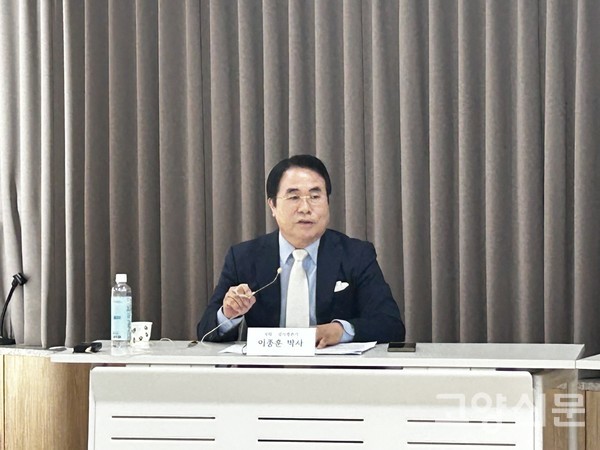 "종 울리면 가차 없이 끊겠습니다." 단호한 진행으로 토론회의 긴장감을 끌어올린 이종훈 정치평론가.