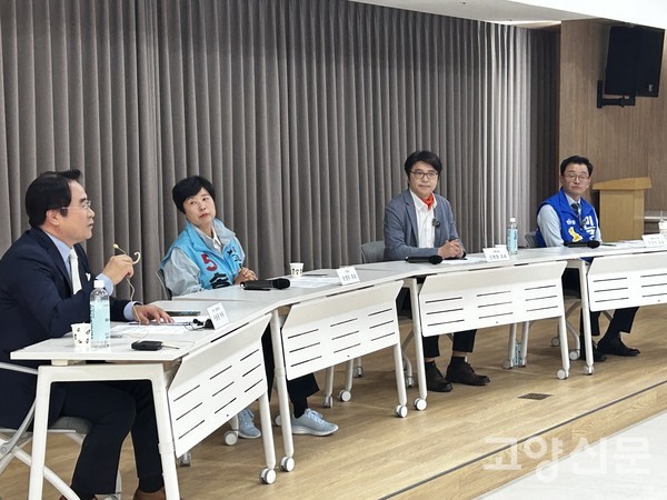 팽팽했던 주도권 토론이 끝나고 가족 이야기가 담긴 질문이 나오자 당황해하며 사회자를 바라보는 후보들.