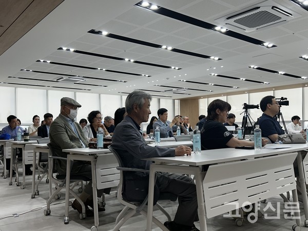평일 오후임에도 불구하고 자리를 뜬 시민 하나 없이 1시간의 릴레이 토론을 진지하게 경청하는 고양 시민들.