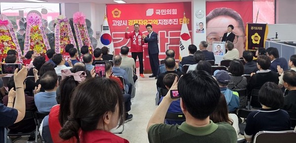 현장에서 답을 찾는 '뚜벅이 정치'를 강조한 김완규 후보는 주민과의 약속을 지키며 지역의 더 큰 도약을 이뤄내겠다는 결의를 다지며 파이팅을 외치고 있다.
