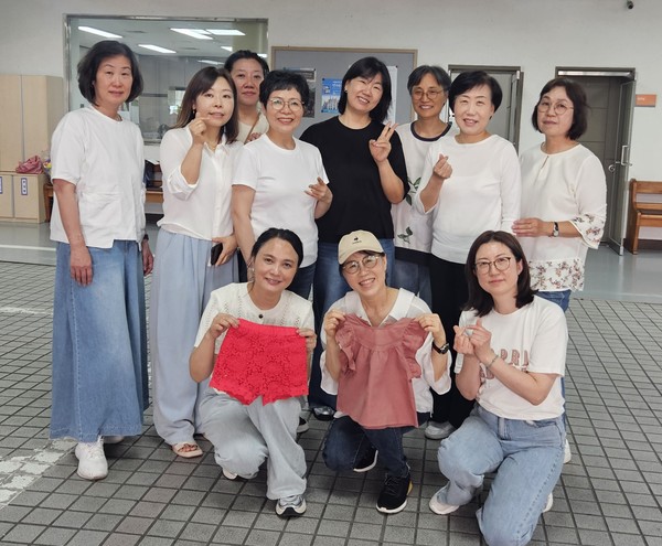 행사를 주관한 고양YWCA 관계자들과 주엽동성당 봉사자들은 자원 순환의 뜻깊은 결실을 축하하며 다 함께 기념촬영을 가졌다.