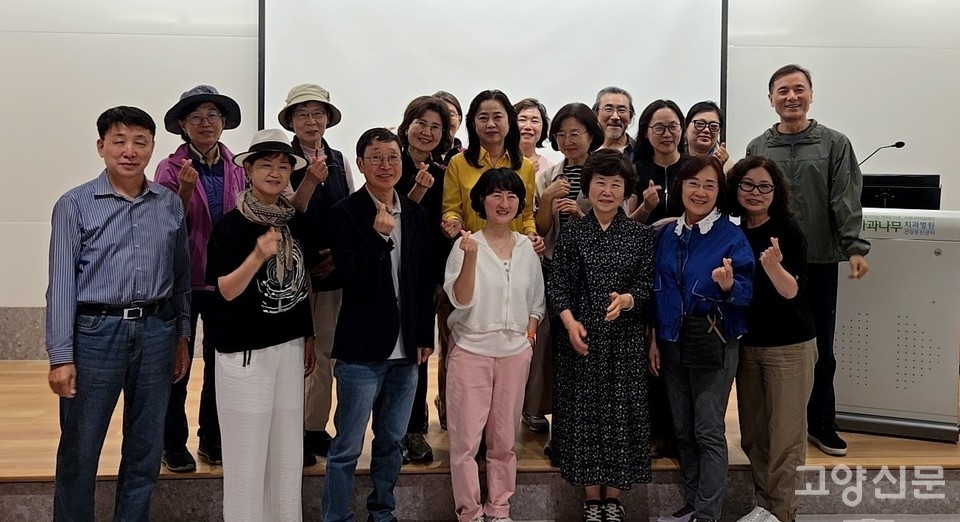 강연이 끝난 후 이영미 작가와 김혜성 사과나무의료재단 이사장을 비롯한 관계자들이 무대 앞에 모여 백세시대 강철 노후를 다짐하며 환한 미소로 기념 촬영을 하고 있다.