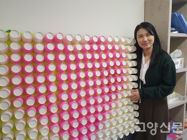 종이컵의 다양한 색깔로 하트모양을 완성하는 꽂이 놀이
