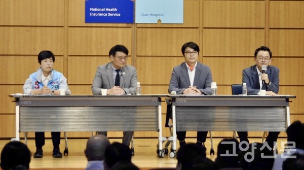 좌담회에 참석한 세 명의 고양시장 후보들이 사회자(왼쪽 두 번째)의 질의에 답변하고 있다. (왼쪽부터 진보당 송영주, 개혁신당 신현철, 더불어민주당 민경선 후보.