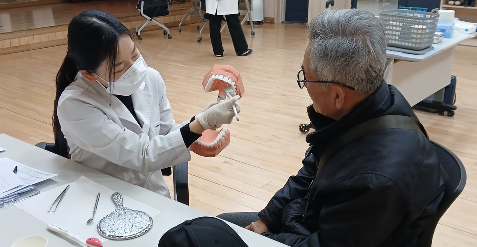 사과나무의료재단은 사전 검사를 거쳐 참여를 희망한 문촌 7·9단지 복지관 어르신들을 대상으로 지난 2월부터 3개월 동안 데이터 기반의 방문 관리를 진행하며 구강 건강을 돌보고 있다.