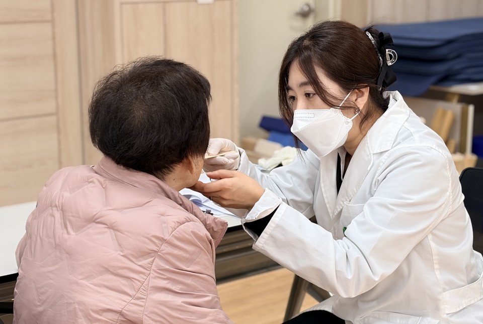 재단은 일회성 교육을 넘어 어르신들의 지속적인 건강 관리를 목표로 복지관 이용 어르신들의 구강 내 유해균 검사와 사전 교육을 병행하며 체계적으로 어르신의 구강을 살피고 있다.