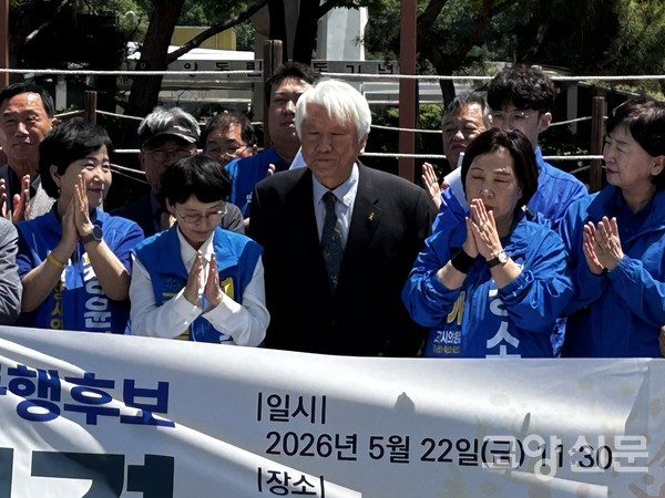 연대 발언 및 지지 선언을 위해 참석한 김영주 전국시국회의 상임공동대표(가운데)가 후보들과 함께 손을 모으고 있다.