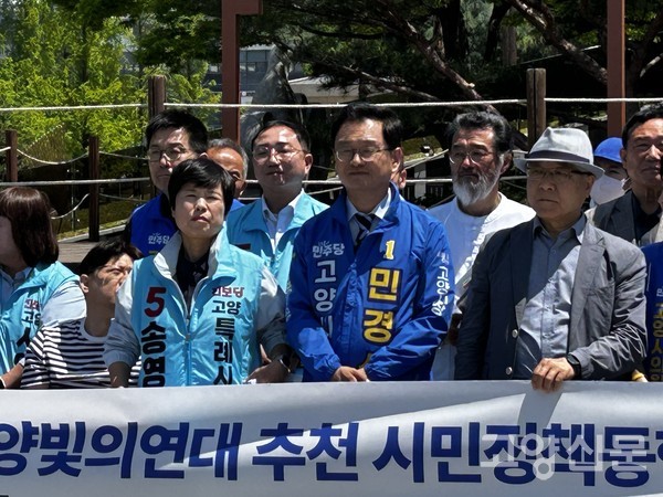 시민정책동행후보로 나선 송영주 진보당 고양시장 후보(왼쪽)와 민경선 더불어민주당 고양시장 후보(가운데)가 나란히 서 있다.