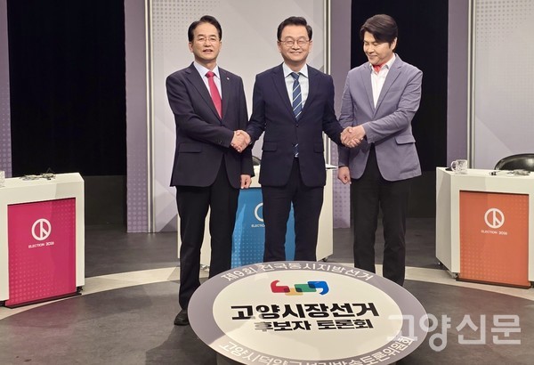 23일 고양시 덕양구선거방송토론위원회가 주관한 고양시장 후보자 선거방송 토론회에 앞서 (왼쪽부터) 이동환 국민의힘 후보, 민경선 더불어민주당 후보, 신현철 개혁신당 후보가 기념촬영을 하고 있다. 민경선 후보 캠프 제공.