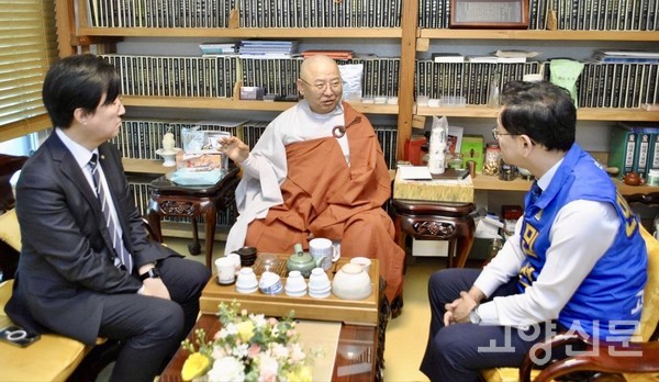 더불어민주당 민경선 고양시장 후보가 길상사를 방문해 스님과 차를 마시며 대화를 나누고 있다. 민경선 후보 캠프 제공.