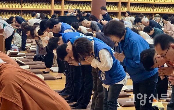 여래사 법요식에 참석해 신도들과 함께 합장하고 있는 민경선 후보. 민경선 후보 캠프 제공.