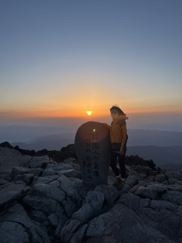 지리산 천왕봉에서 맞이하는 일출. 김수지 제공