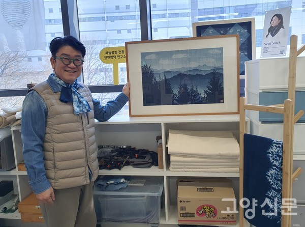 홍루까 대표가 쪽염을 활용한 회화적 표현의 그림을 소개했다. 우리나라에서 최초로 작업했다.