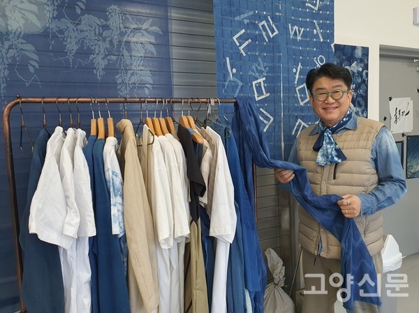 홍루까 대표가 쪽염으로 작업한 천연 염색 스카프를 보여줬다.