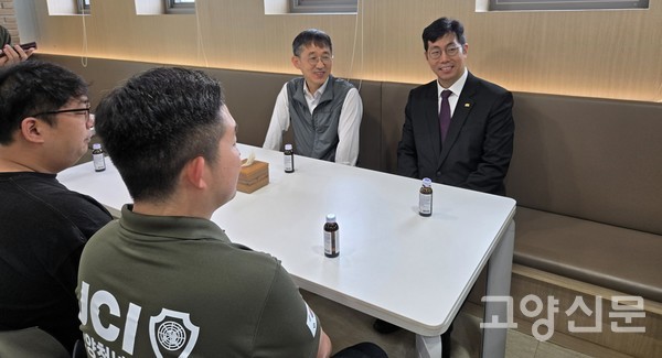 이날 김진우 행신종합복지관장(왼쪽)이 조현우 고양JC 회장(오른쪽)과 회원들에게 매년 이어지는 따뜻한 국밥 봉사에 대해 감사의 인사를 전하고 있다.