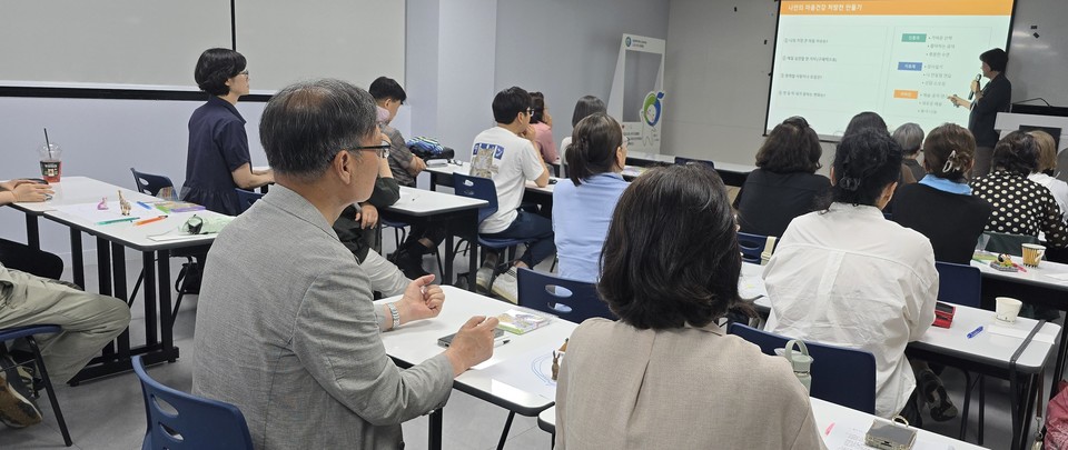 이날 강연에서 노미화 이사는 행복한 노후를 결정짓는 가장 핵심적인 요인은 ‘관계의 에너지’임을 전달했다.