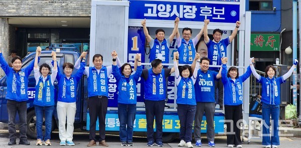 29일 오후 일산서구 일산시장에서 민경선 후보의 집중유세가 진행되는 가운데, 지역 국회의원들과 시·도의원 후보들이 단상에 올라 지지를 호소하고 있다. 민경선 후보 캠프 제공.