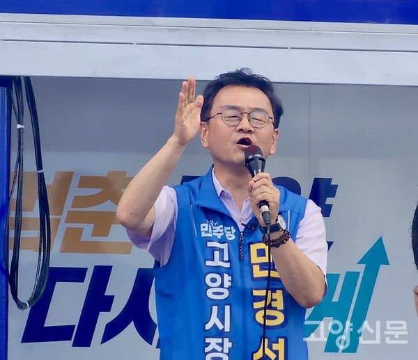 민경선 후보가 일산시장 앞 유세 차량에서 경기교통공사 사장 시절의 성과를 강조하며 세부적인 교통·경제 혁신 공약을 발표하고 있다. 민경선 후보 캠프 제공.
