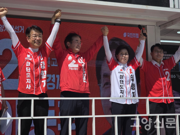 29일 오후, 주엽역 광장 합동유세에 참여한 양향자 경기도지사 후보, 윤상현 국회의원, 이동환 고양시장 후보가 시민들을 향해 손을 들어 인사를 나누고 있다. 이동환 후보 캠프 제공.