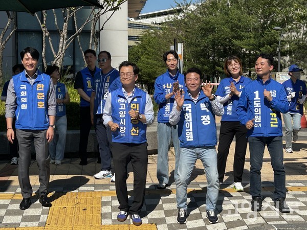 한준호 의원과 민경선 후보, 박정 의원, 송규근 후보가 한마음 한뜻으로 응원가에 맞춰 스텝을 밟으며 '원팀'의 면모를 과시하고 있다.