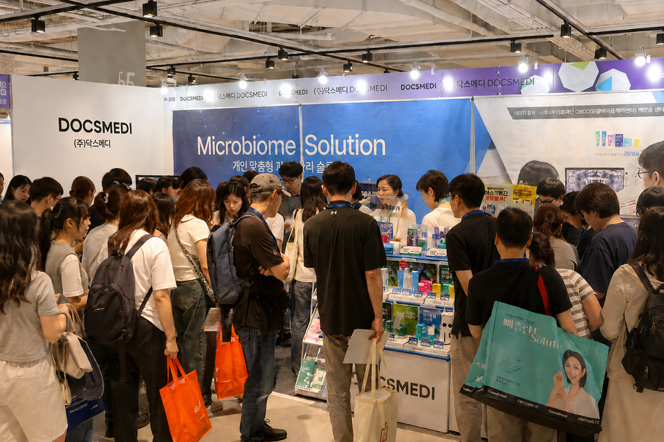 서울 코엑스에서 열린 서울국제치과기자재전시회에 참가한 구강 마이크로바이옴 전문기업 닥스메디가 '예방 중심의 구강관리 문화 확산'을 주제로 다양한 체험 프로그램과 특별 프로모션을 선보인 가운데 관람객들로부터 큰 호응을 얻었다.