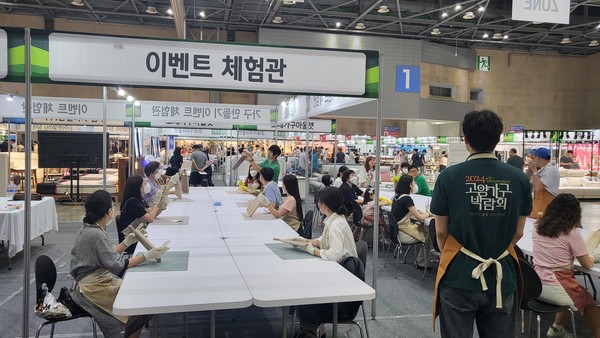 지난 2024년 고양가구박람회 이벤트 체험관을 찾은 관람객들이 다채로운 가구 만들기 프로그램에 참여하며 즐거운 시간을 보내고 있다.