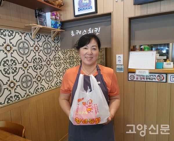 잠자는 시간을 아껴가며 저녁에도 봉사와 회의를 하고 나머지 시간에 치킨집을 운영하며 단골고객들 치킨 포장에도 정성을 담는다.
