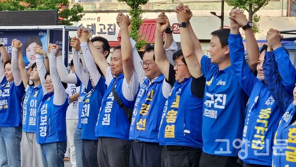 2일 오후 화정역 광장에서 집중유세를 펼치고 있는 더불어민주당 민경선 후보. 민경선 후보 캠프 제공.