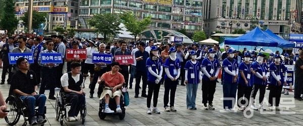 민경선 고양시장 후보의 유세를 응원하기 위해 많은 고양시민들이 화정역 광장에 모였다. 민경선 후보 캠프 제공.