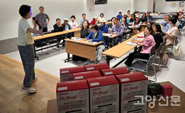 장유경 센터장이 지난 3개월 동안 건강 변화를 일궈낸 우수 회원들에게 선물을 건네고 있다.