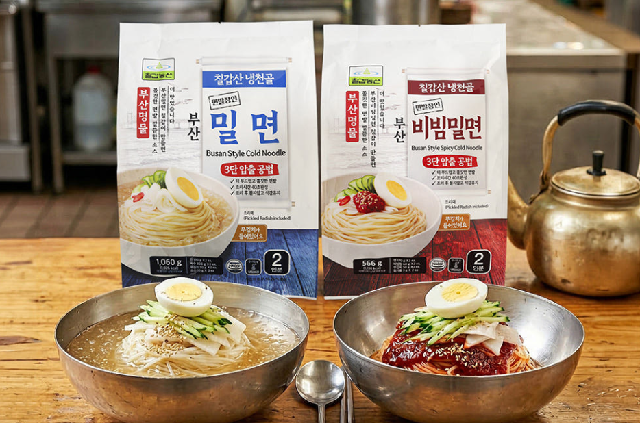 칠갑농산 부산밀면 비빔밀면 2종 세트. 여름 별미 간편식. 칠갑농산 제공