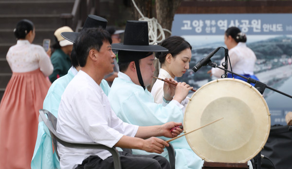 신명나는 장구 소리와 전통악기들이 강풍어제에 나온 시민들을 더욱 즐겁게 했다.
