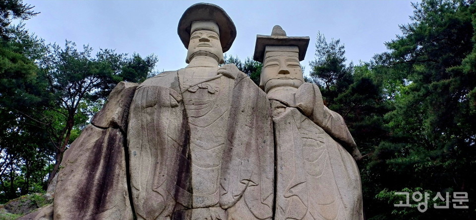 고려시대를 대표하는 대형 석불인 용미리 마애이불입상.