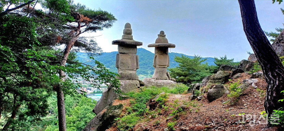 산능선을 내려다보고 있는 쌍미륵불의 뒷모습. 