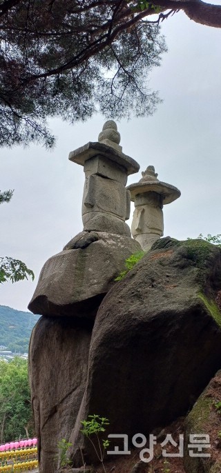 측면 후방에서 바라본 쌍미륵불.