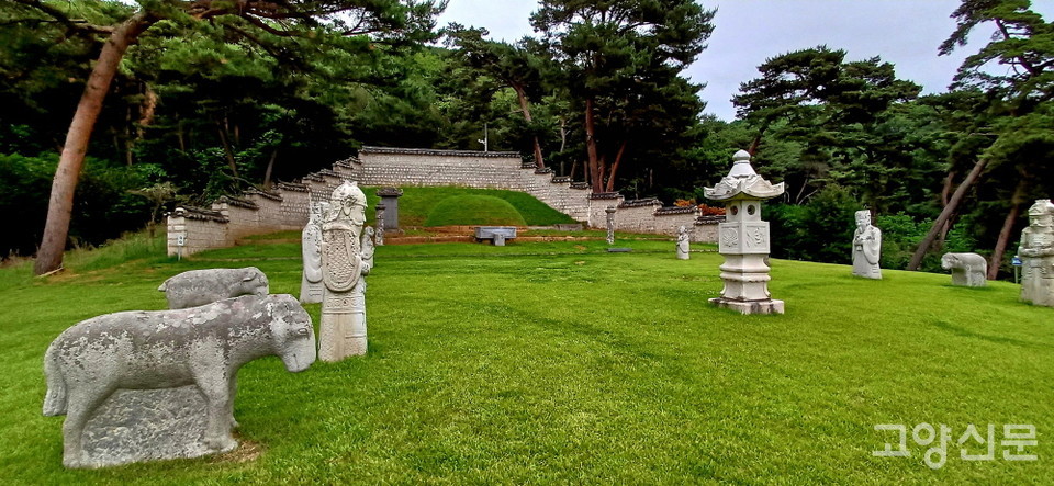 쌍미륵불 인근에 자리한 윤관장군 묘. 