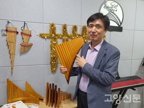 김영운 지부장이 팬플루트에 대해 설명하고 있다.