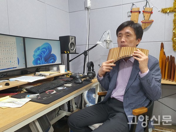 김영운 지부장이 팬플루트 연주 시범을 보여주고 있다.