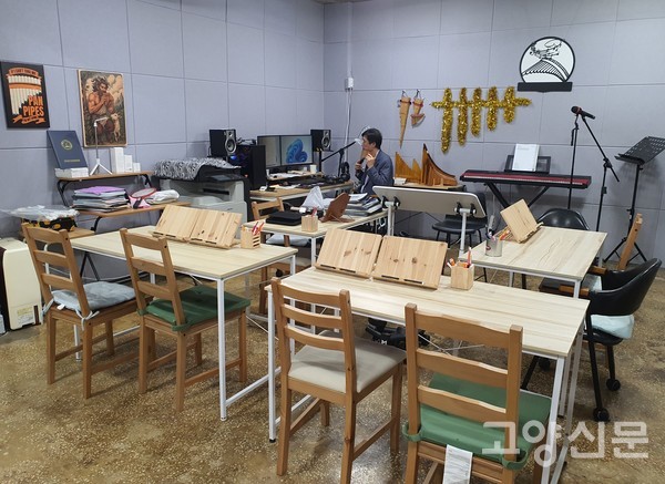 동아리 연주 연습과 팬플루트 강좌가 열리는 '팬플룻 아티스트 클럽' 내부.