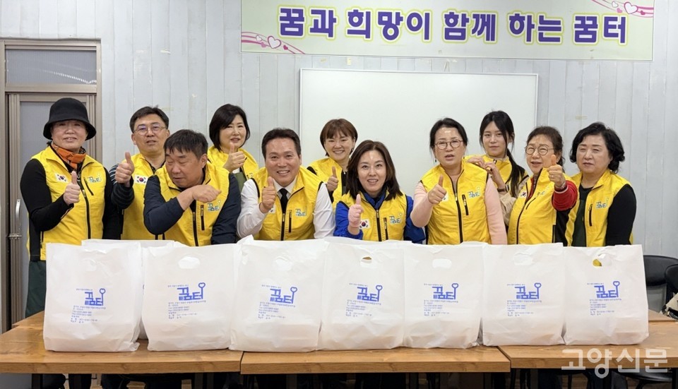 봉사자들을 도와 일손을 보탠 임유진 당선인. 