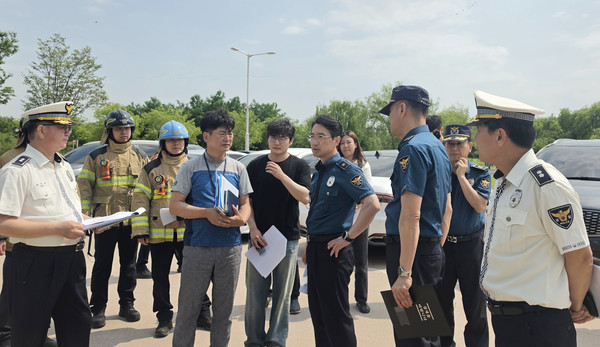 여름철 집중호우와 태풍에 대비해 침수위험지역 현장 점검에 나선 고양경찰서 관계자들.