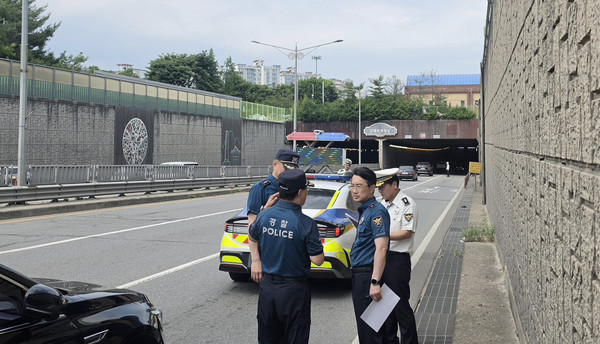 집중호우 때 신속한 통제와 대피 안내가 필요한 곳으로 꼽히는 곳을 점검하는 고양경찰서 관계자들.