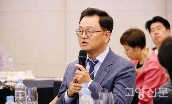 민경선 고양시장 당선인은 이날 공약인 싱크탱크시티 구상에 맞춰 항공우주 마이스터고 설립과 도심항공교통 테스트베드 활용 등 구체적인 실행 계획을 통해 일자리 창출을 시정의 최우선 과제로 삼겠다고 말했다.