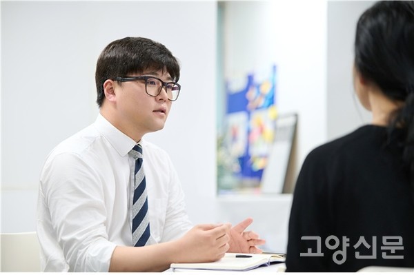 류기준 경기도의원 당선인(더불어민주당, 화정1·2동)이 인터뷰를 통해 지역구 현안 해결을 위한 의정 활동의 포부를 밝히고 있다.