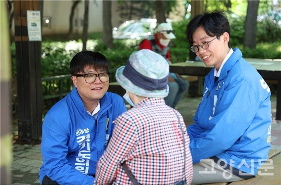 화정동 지역 공원에서 박기병 후보(오른쪽)와 함께 어르신 유권자에게 '1-나'번을 선택해야 하는 이유를 천천히 설명하고 있는 류 당선인.