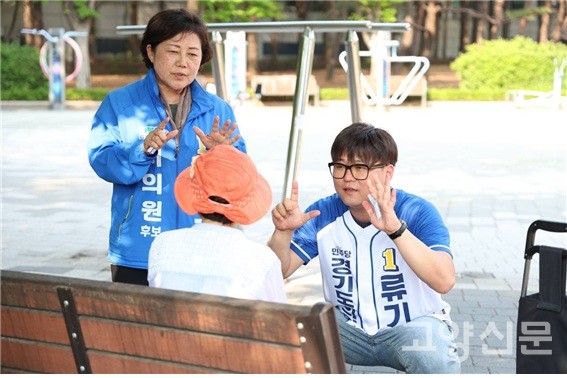 경륜 있는 김효금 후보(왼쪽)와 외곽 동네를 돌며, 투표용지가 7장인 이번 선거에서 시의원은 '1-가' 또는 '1-나' 중 한 명만 찍어야 무효표가 되지 않는다는 점을 유권자에게 꼼꼼히 설명하고 있다.